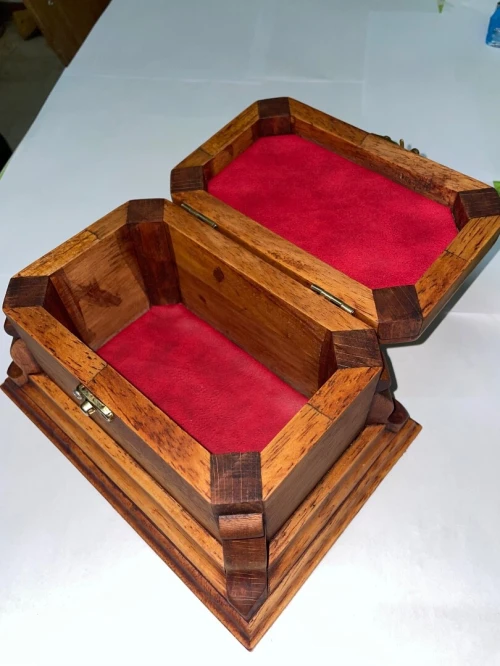 Coffret en bois artisanal fait main Finition élégante et design raffiné