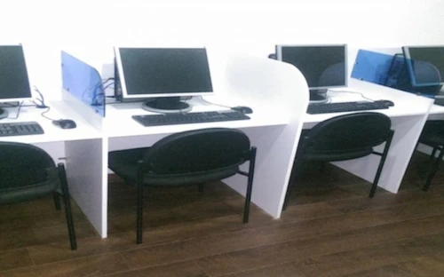 Location de Postes de Travail Équipés pour Call Center