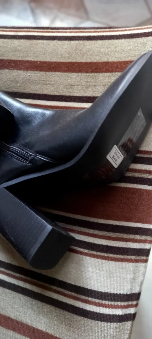 Vends 2 paires de chaussures pour femmes,ramenées de france achetées chez camaïeu pointure 39,neuvee