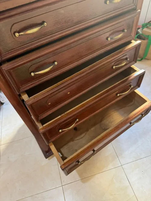 Un lot de commode buffet chaise table