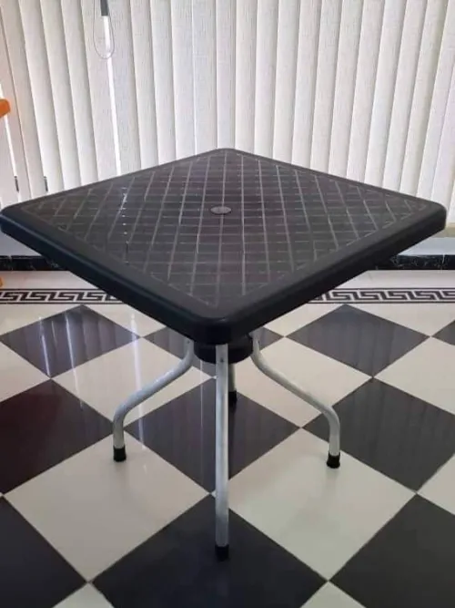 Chaise et table plastique 