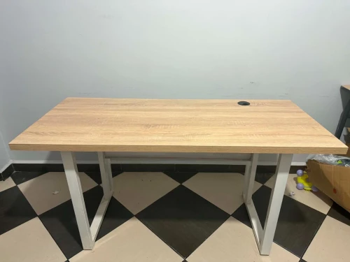 Bureau de travail moderne en très bon état à vendre