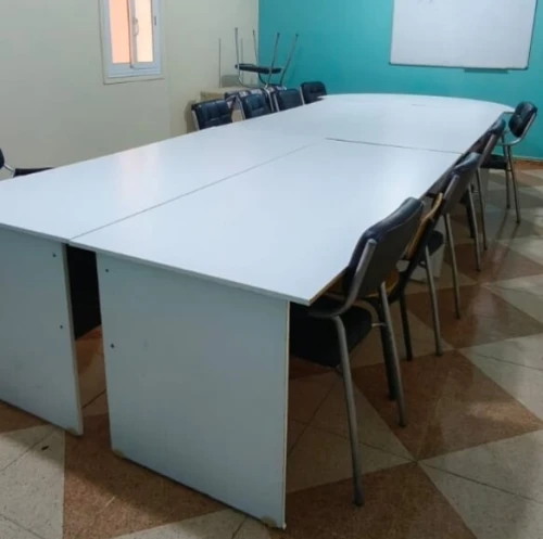 Bureau et Tables et chaises طاولات و كراسي