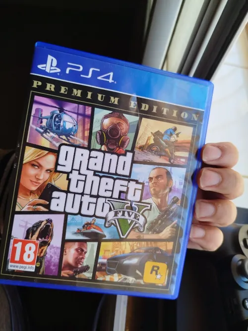 Ps4 slim 1tb avec 2 manette 1 original plus cd gta 5