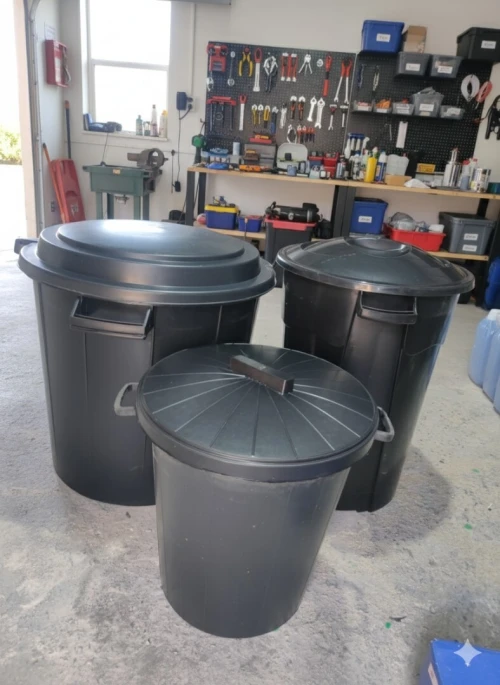 LES POUBELLES AVEC COUVERT