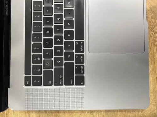 MacBook Pro i9 2019 ram 32 storage 499gb cycle 104