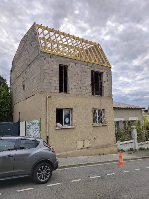 Construction maison bois .Charpente bois et couverture toiture 