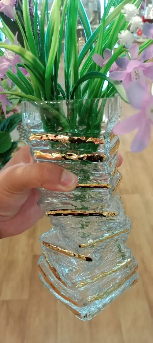 Vase en verre texturé doré 