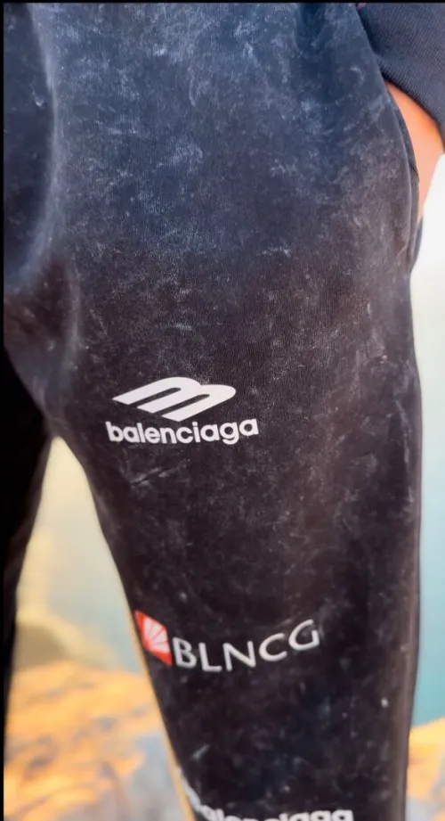 (t-shirt + pantalon Balanciaga)
