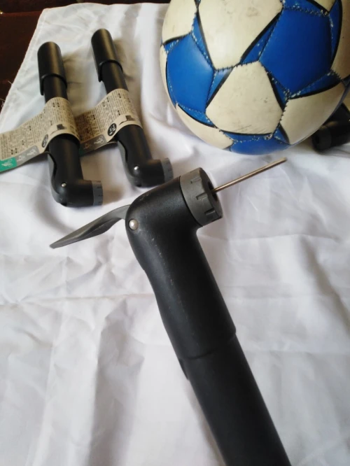 Pompe à main pour ballon de foot et vélo original btwin décathlon 