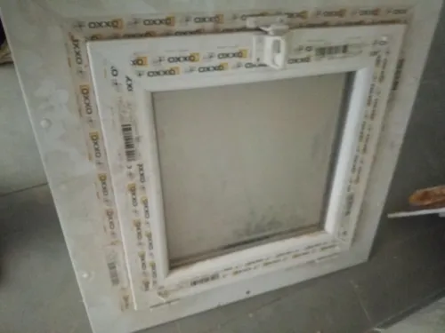 Fenêtre douche et toilette double vitrage  