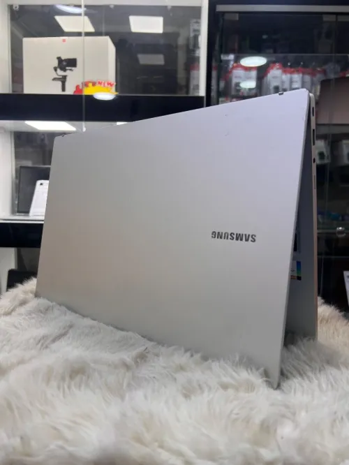 Samsung pc. I7 12ème