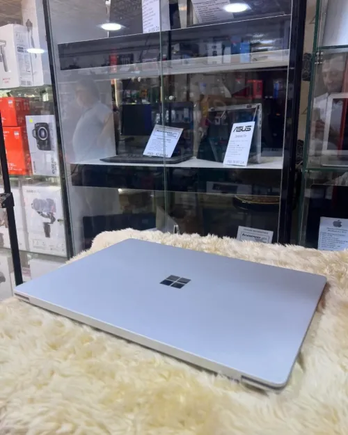 Microsoft Laptop i7 7 Gen 8 Gb ram 256 Ssd ecran 13 FHD Tactil Intel iris xe etat 10/10