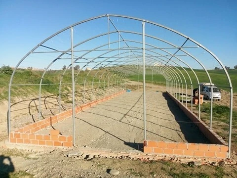 بيوت بلاستيكية بدون لحام SERRE TUNNEL A PIED DROIT BOULONNEE SANS SOUDURE