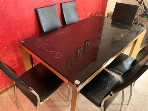 Table de salle à manger طاولة طعام