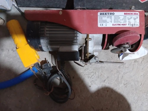 Monte charge électrique beetro et 4 futs