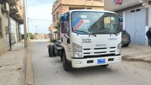 Isuzu NPR 2025