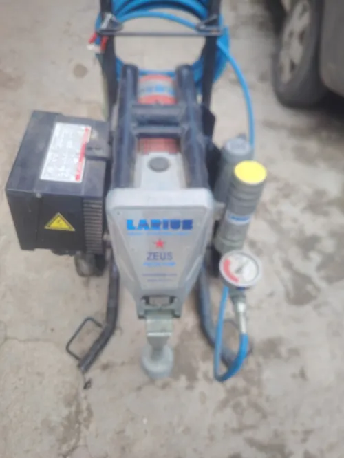 Machine (Pistolet à peinture Airless LARIUS Zeus avec chariot)