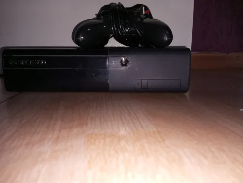 Xbox 360 E Flashé 256Go stockage 23 jeux deux manettes
