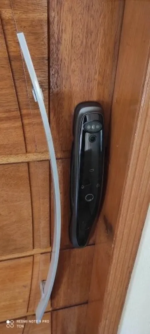 SERRURE AVEC RECOUNAISSANCE FACIALE ET BATTERIE DE HAUTE GAMME AVEC CAMERA DE SURVEILLANCE INTEGRE 