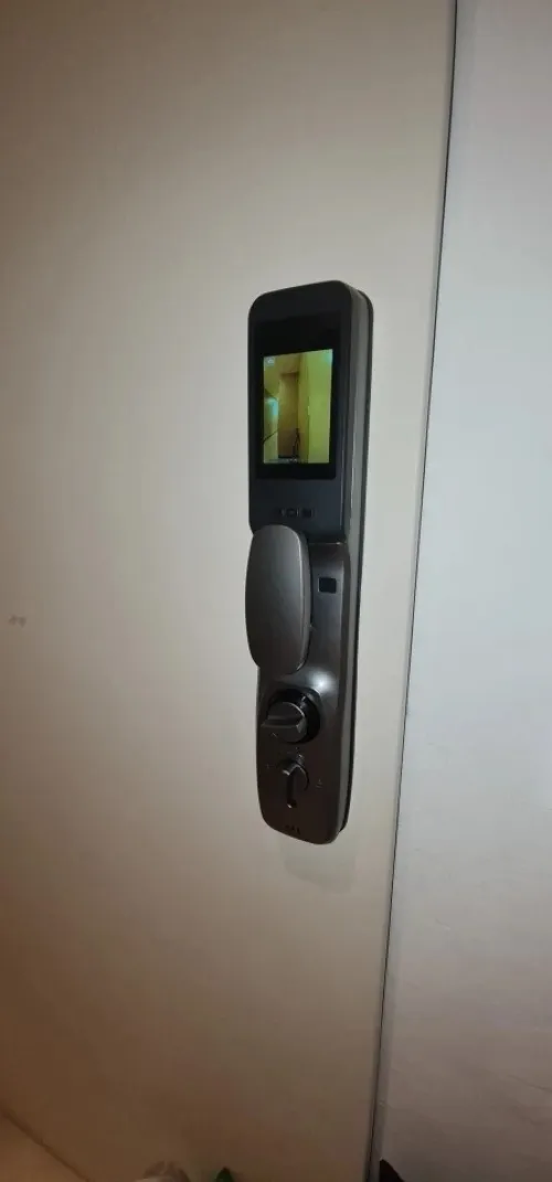 SERRURE AVEC RECOUNAISSANCE FACIALE ET BATTERIE DE HAUTE GAMME AVEC CAMERA DE SURVEILLANCE INTEGRE 