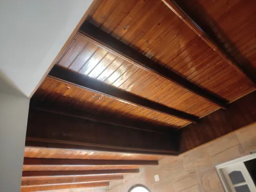 /Charpente en bois//تركيب القرميد و الأسقف الخشبية و إعادة الترميم مع إمكانية التنقل بين الولايات