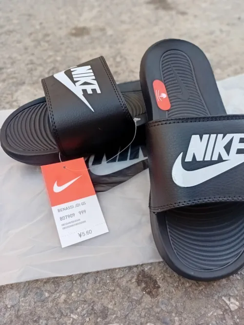 claquettes nike