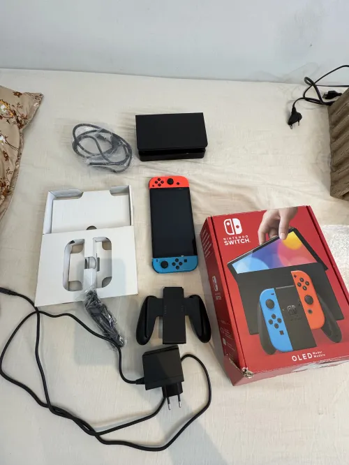nintendo Switch OLED très bon état + Jeu Mario Rabbids Gold Edition