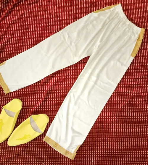 Qamis (Jabador) blanc crème, brodé couleur or, avec des babouches 