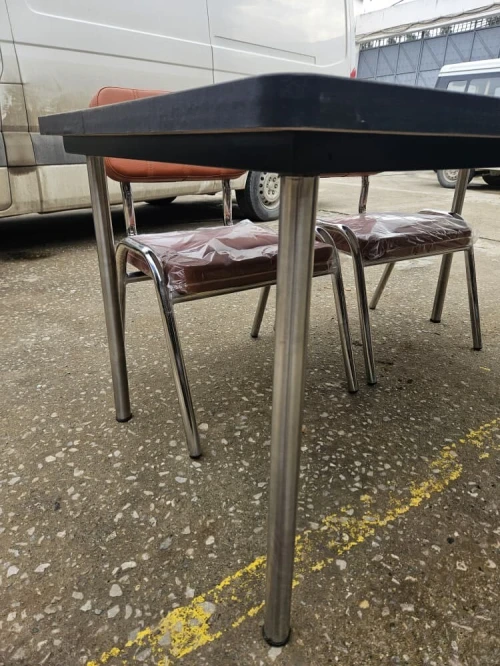Table avec 4 chaises rembourrées  Plateau formica & pieds inox