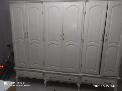 vend armoire en noyer peinte en blanc 