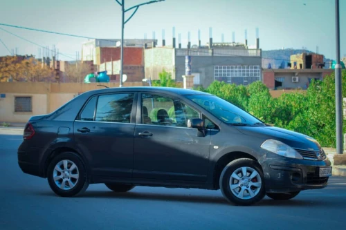Nissan Tiida 4 portes 2009 Tiida 4 portes