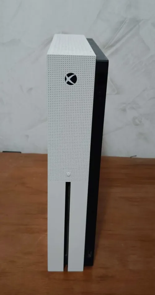 Xbox One S avec une manette 1TB