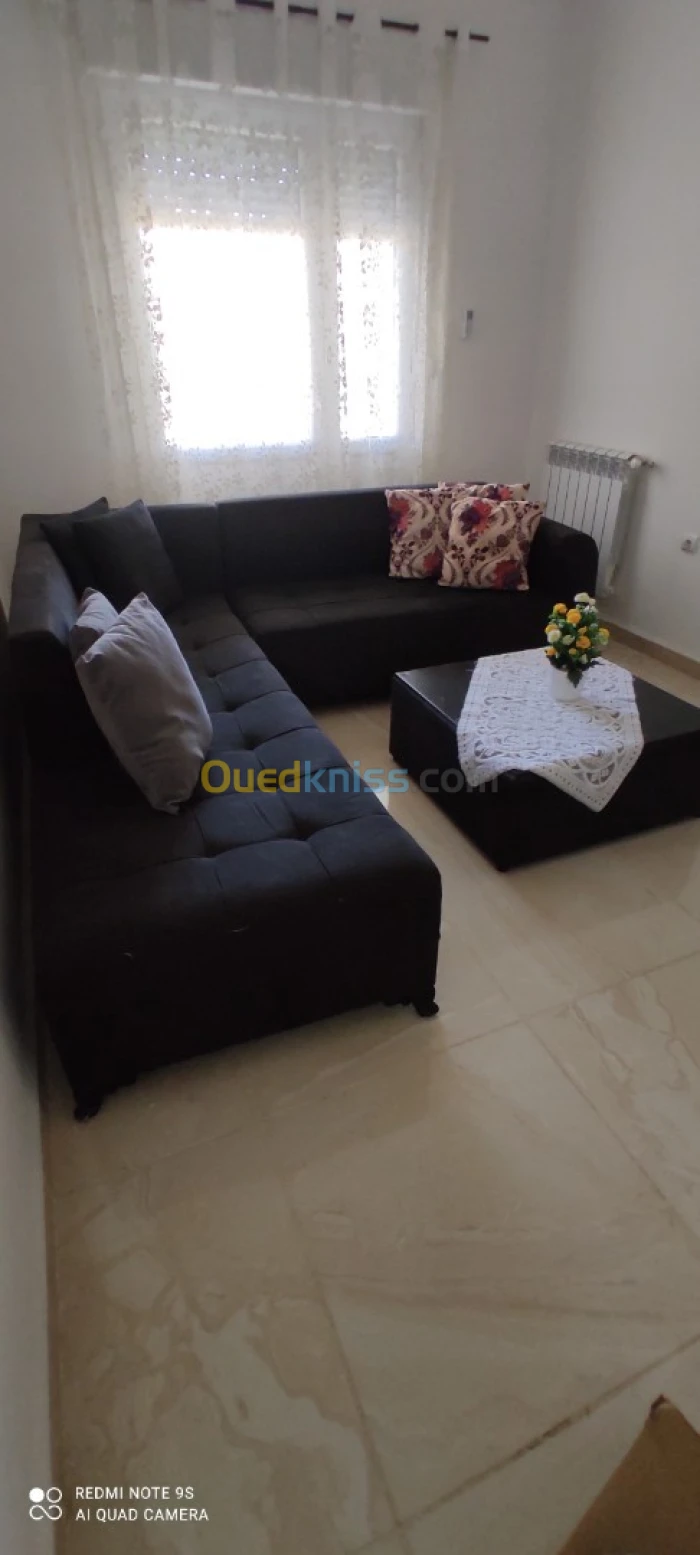 Canapé en L avec une table basse et 7 coussins