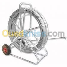 Aiguille tirage de cable fibre optique enroulé sur devidoir avec roulettes