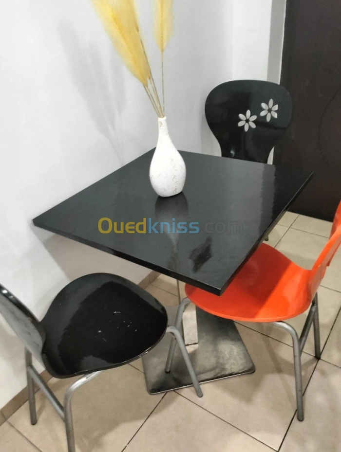 table de cuisine avec 3 chaises piend en acier style industriels......