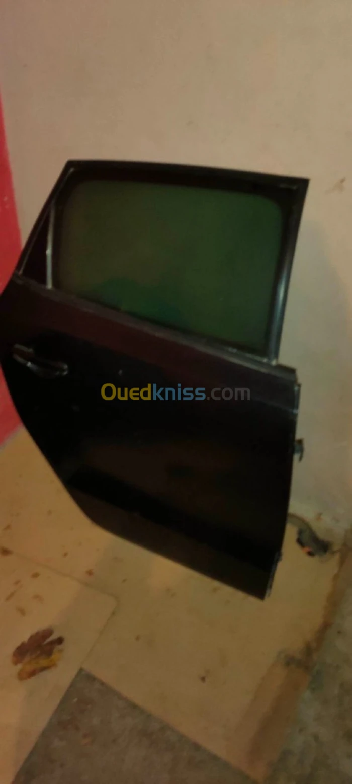 باب سيارة بولو خلفي ايمبن