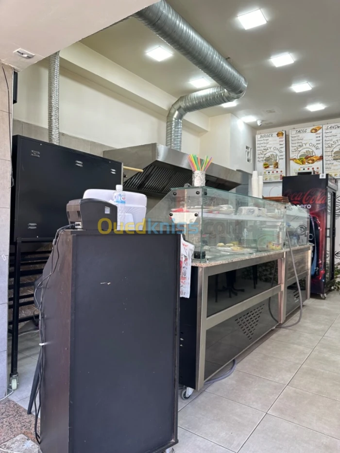 Material pizzeria jdid a vender avec 8 mois de location dans local