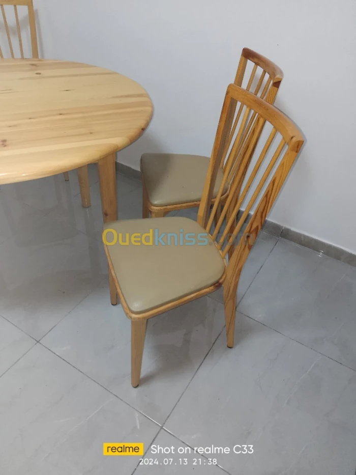 Table ronde avec chaises