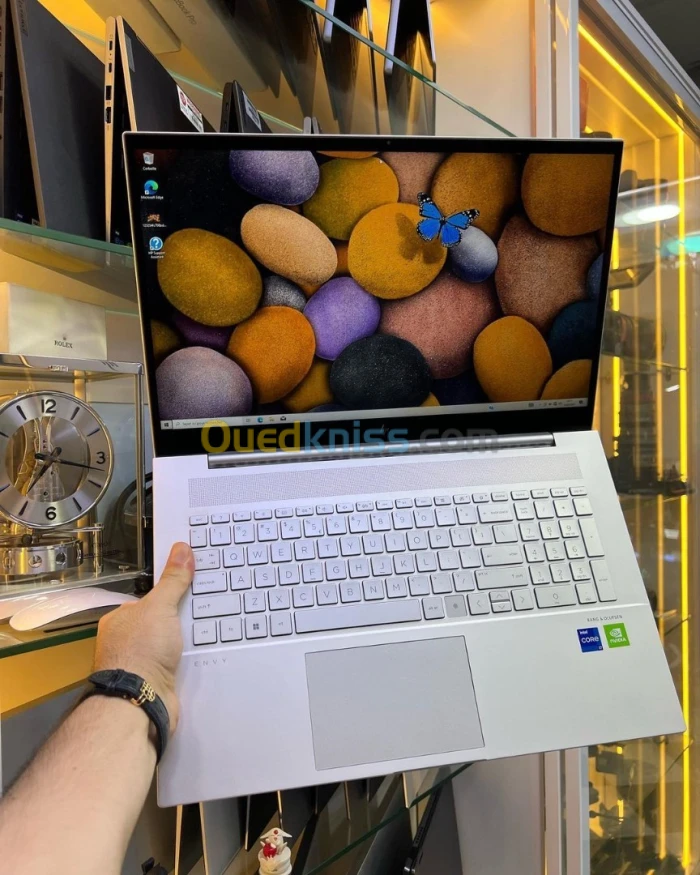 HP ENVY 17 i7-11eme 16/512GB, Carte Graphique Nvidia GeForce MX450 2GB GDDR5