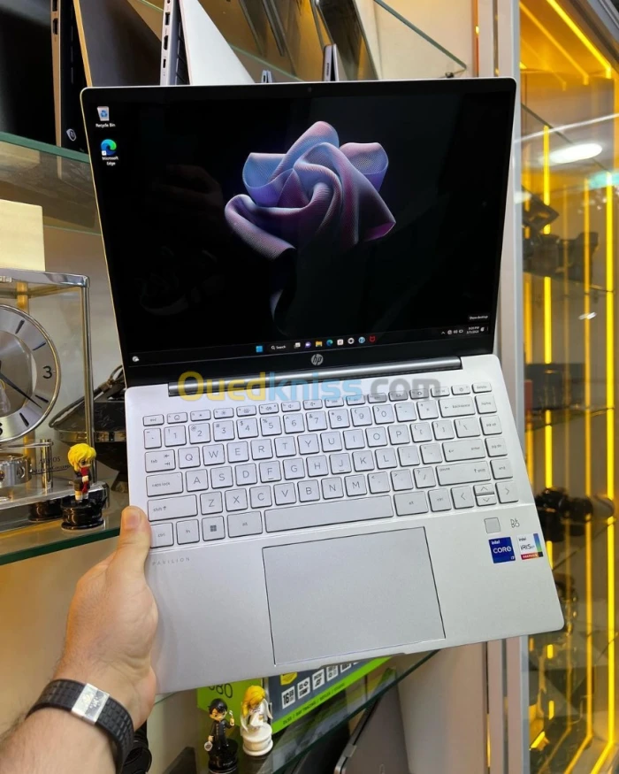 HP Pavilion i7-12700H 16GB/256GB 2K OLED, Intel Iris Xe graphics