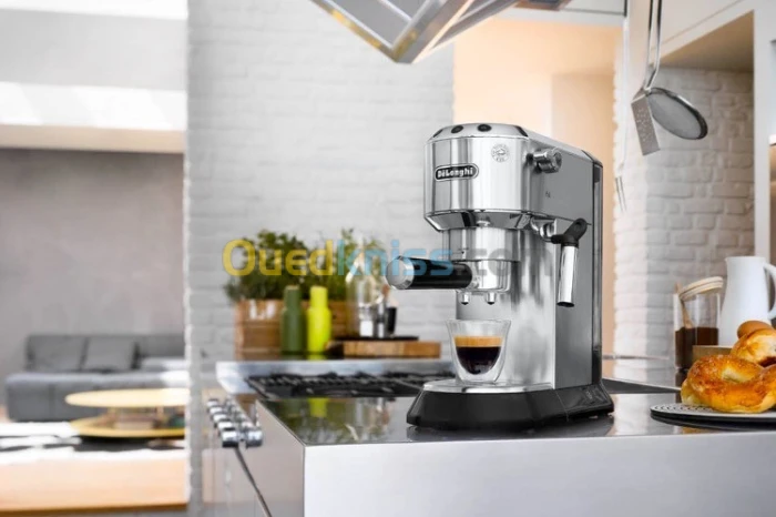 Machine a café delonghi cafetière 15 bars Dedica STYLE ESPRESSO CHROMÉ EC685.M