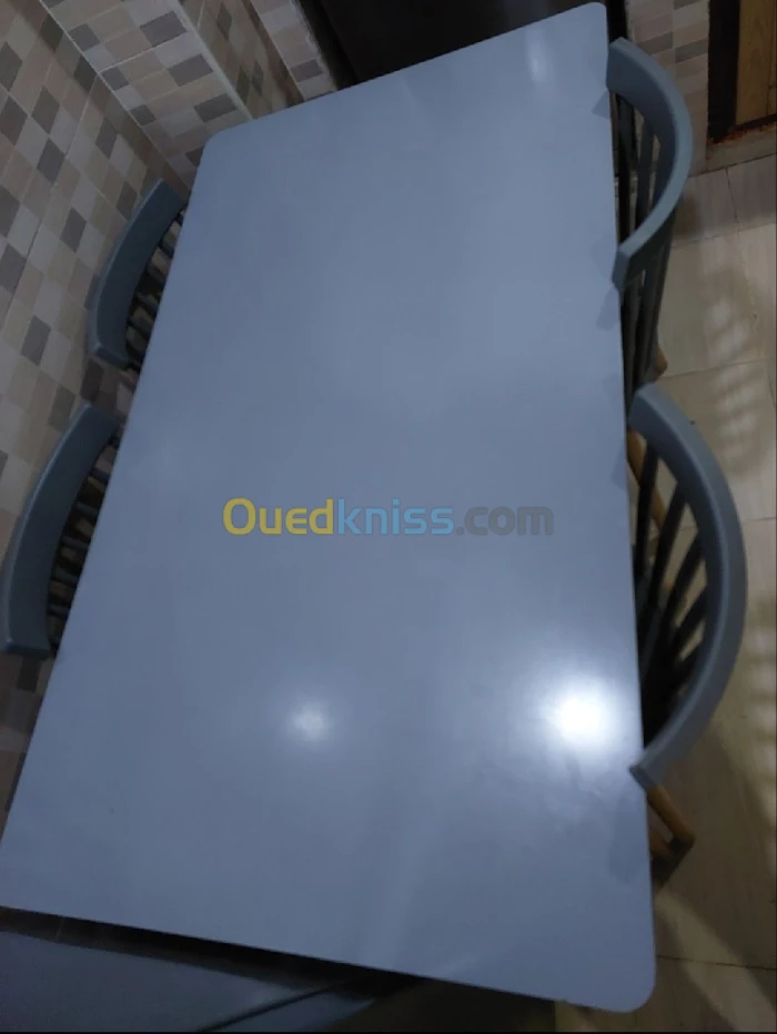 طابلة امونجي مع زوج كراسا للبيع طول 1,40 عرض 80 سعر 35000