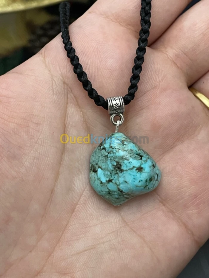 Collier avec pendentif en pierre naturelle 