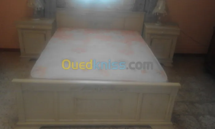Lit + table de nuit + t. coiffeuse