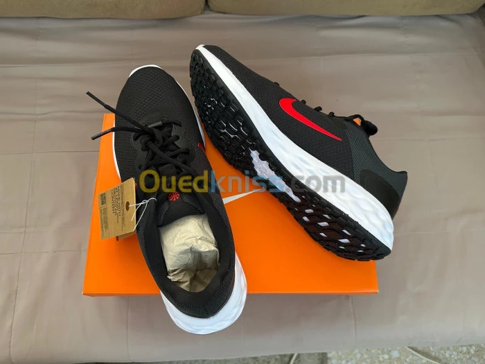 Chaussures de Running Nike Revolution 6 NN Neuves - Noires et Rouges