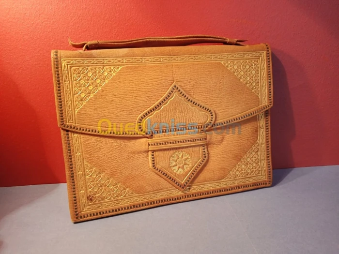 Pochette / petit cartable / Range document vintage en cuir fait main orné de motifs arabesque