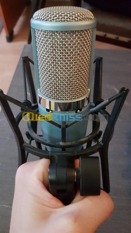 Microphone professionnel AKG P420