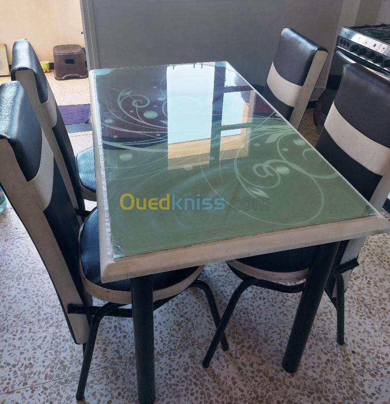 Table à manger avec 4 chaises - Alger Algérie
