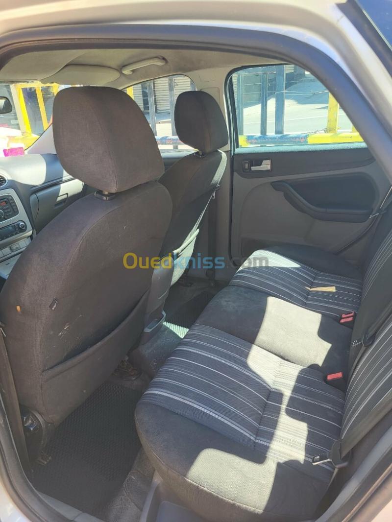 Ford Focus 4 portes 2010  6